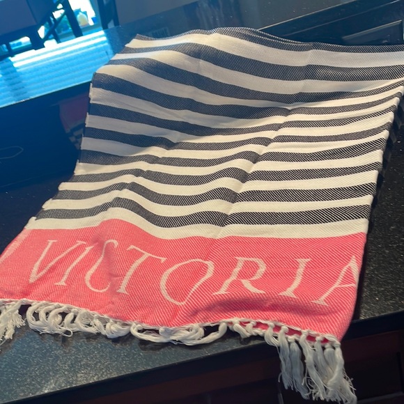 Victoria’s Secret throw - Picture 1 of 2